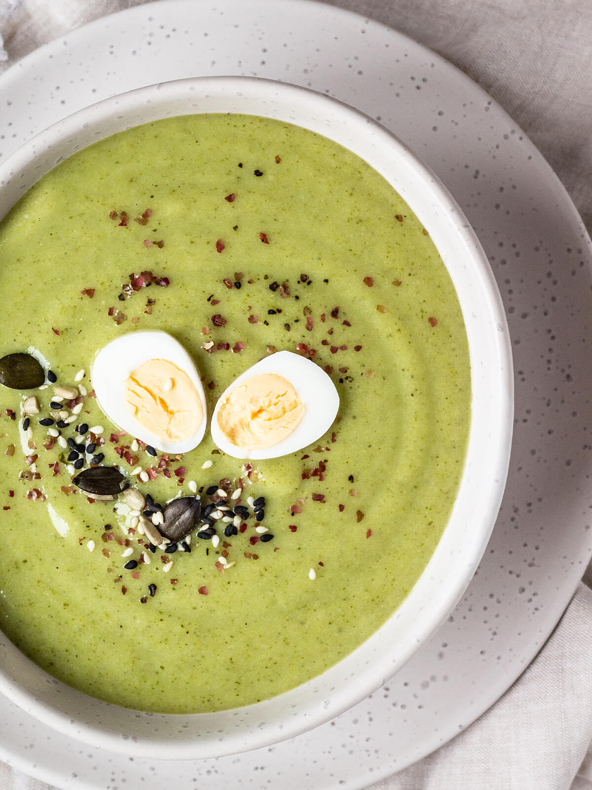 Detox-Brokkoli-Cremesuppe mit Wachtel-Ei