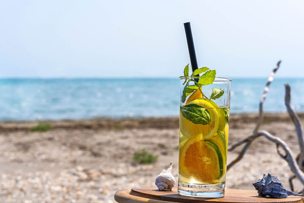 Detox-Infused Water mit Limette, Orange und Minze in Glaskaraffe