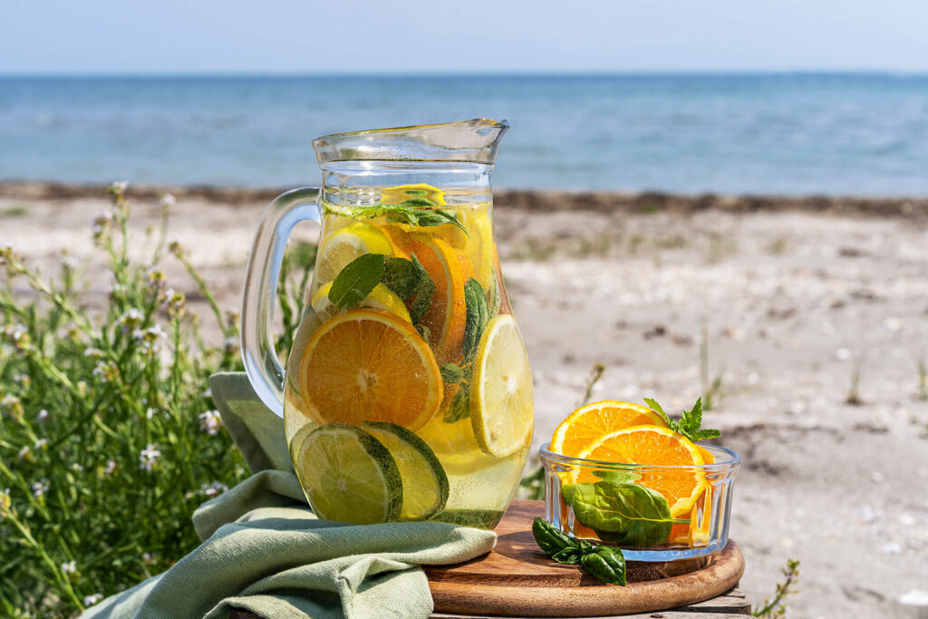 Detox-Infused Water mit Limette, Orange und Minze – die erfrischende Vitamin-Carafe für heiße Tage
