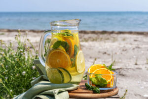 Detox-Infused Water mit Limette, Orange und Minze – die erfrischende Vitamin-Carafe für heiße Tage