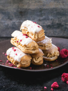 Eclairs mit weißer Schokoladen-Glasur