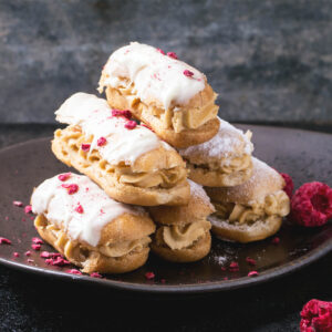 Éclairs mit weißer Schokoladen-Glasur