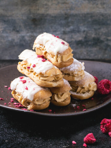 Éclairs mit weißer Schokoladen-Glasur