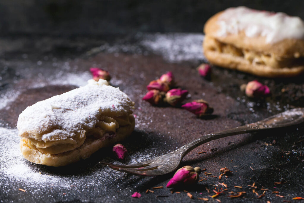 Éclairs mit weißer Schokolade-Glasur – die elegante französische Patisserie mit Crème Pâtissière