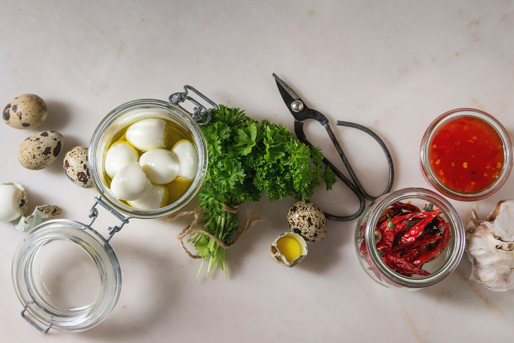 Eingelegte Wachteleier mit Ingredienzien und Bügelglas