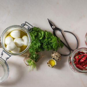 Eingelegte Wachteleier mit Ingredienzien und Bügelglas