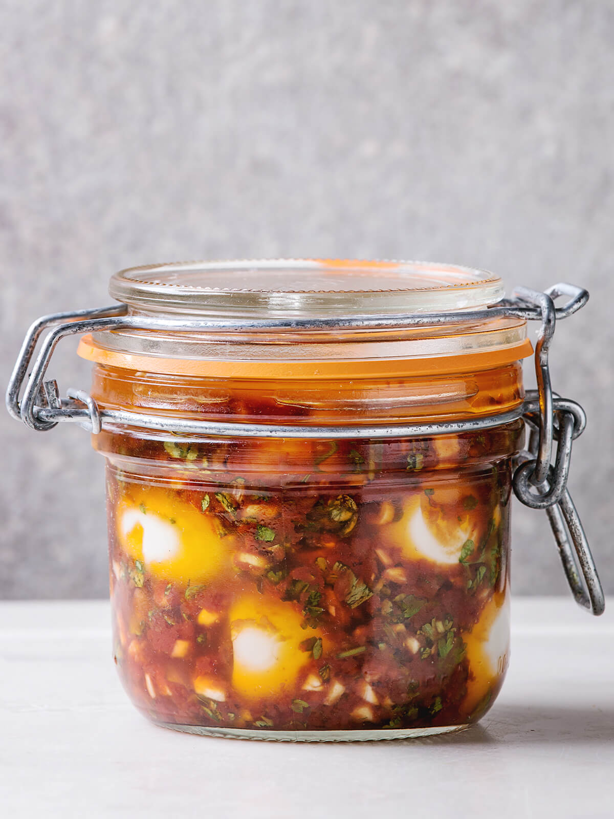 Eingelegte Wachteleier in würziger Chili-Knoblauch-Marinade