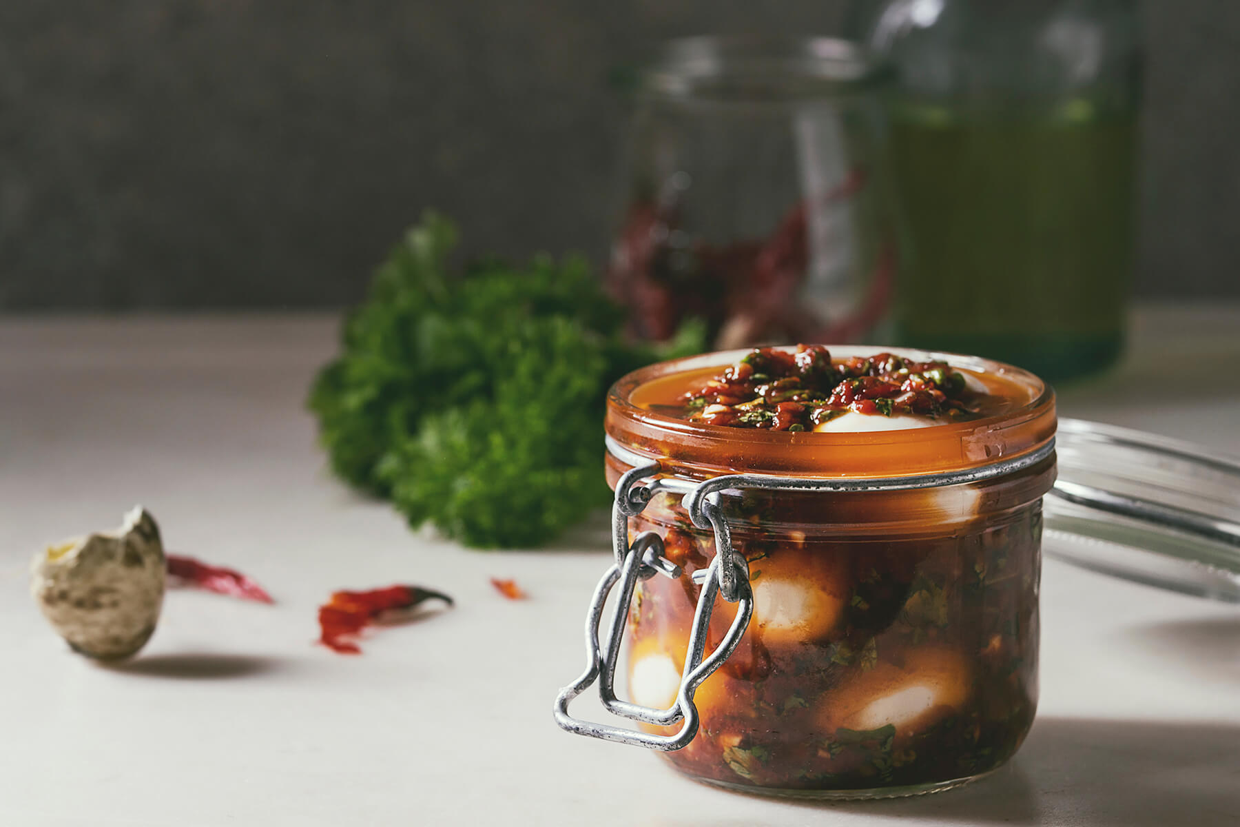 Eingelegte Wachteleier im Bügelglas mit Chili-Marinade und Petersilie