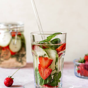 Erdbeer-Gurken-Infused-Water mit Kräutern