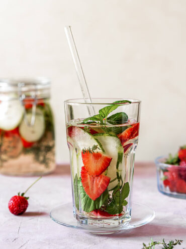 Erdbeer-Gurken-Infused-Water mit Kräutern