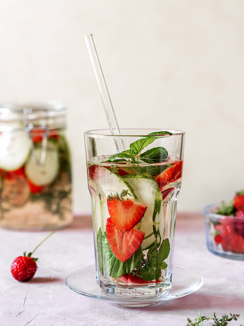 Erdbeer-Gurken-Infused-Water mit Kräutern