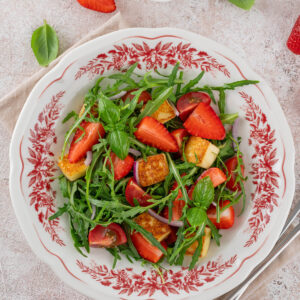 Erdbeer-Halloumi-Salat mit Rucola, Tomaten, roter Zwiebel und Basilikum