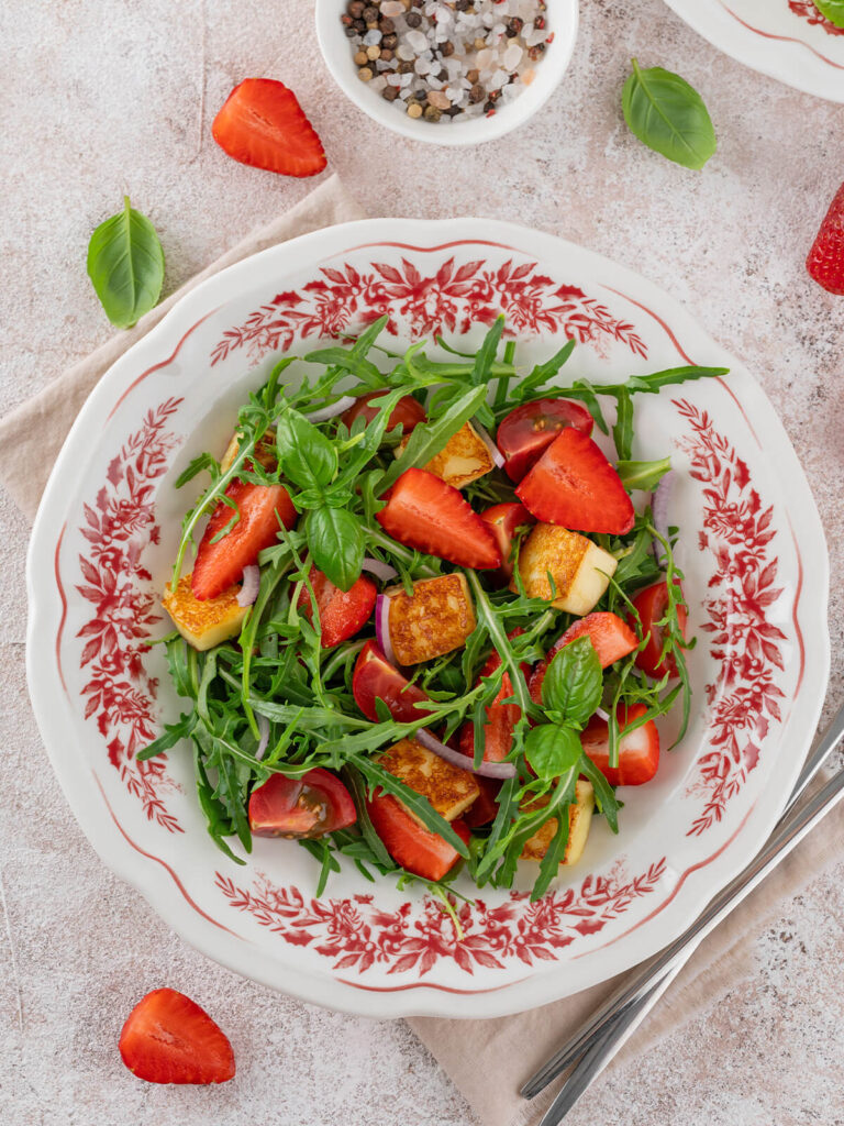 Erdbeer-Halloumi-Salat mit Rucola, Tomaten, roter Zwiebel und Basilikum