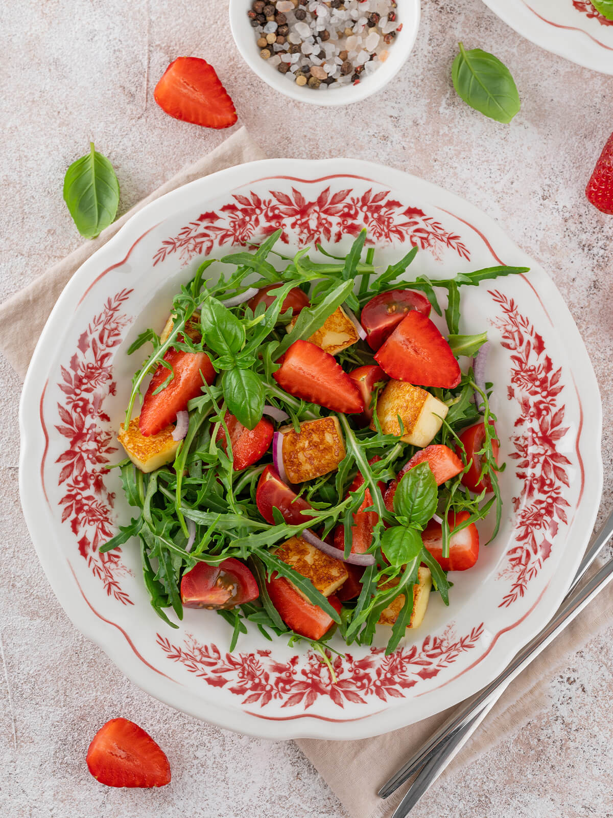 Erdbeer-Halloumi-Salat mit Rucola, Tomaten, roter Zwiebel und Basilikum