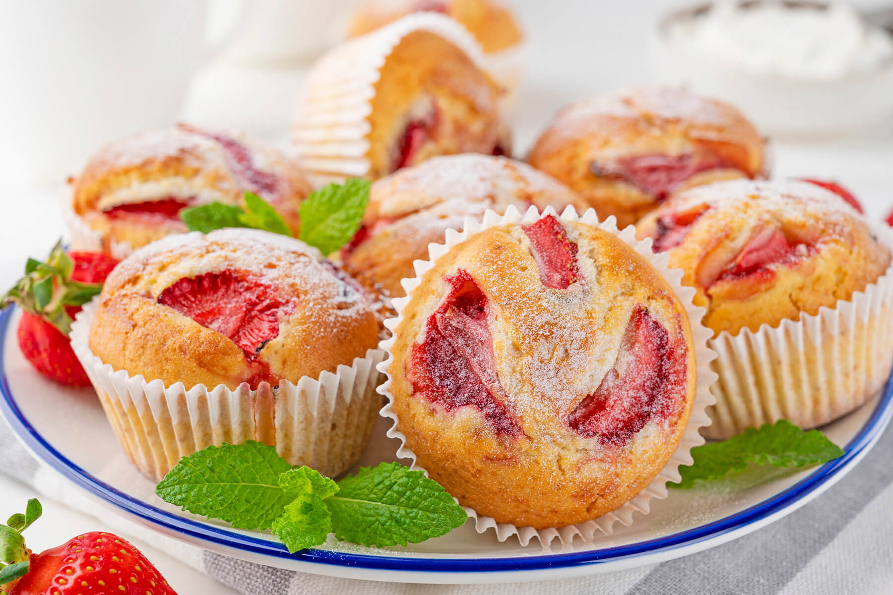 Erdbeer-Muffins serviert