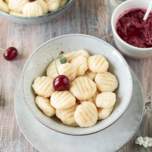 Quark-Gnocchi mit Sauerkirsch-Kompott