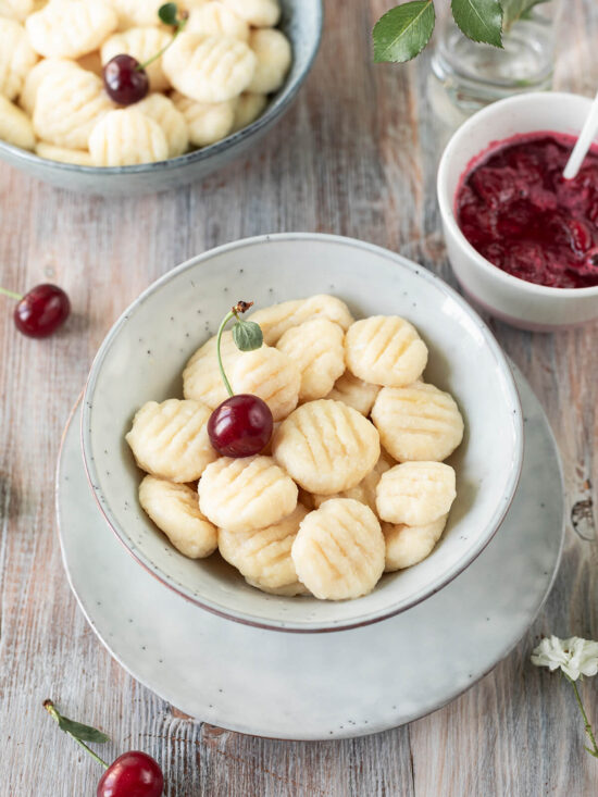 Quark-Gnocchi mit Sauerkirsch-Kompott