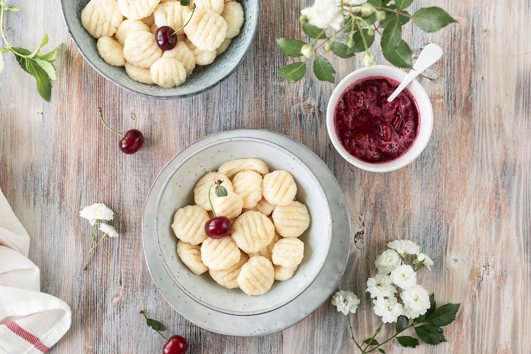 Zwei Schalen Quark-Gnocchi mit Sauerkirsch-Kompott von oben