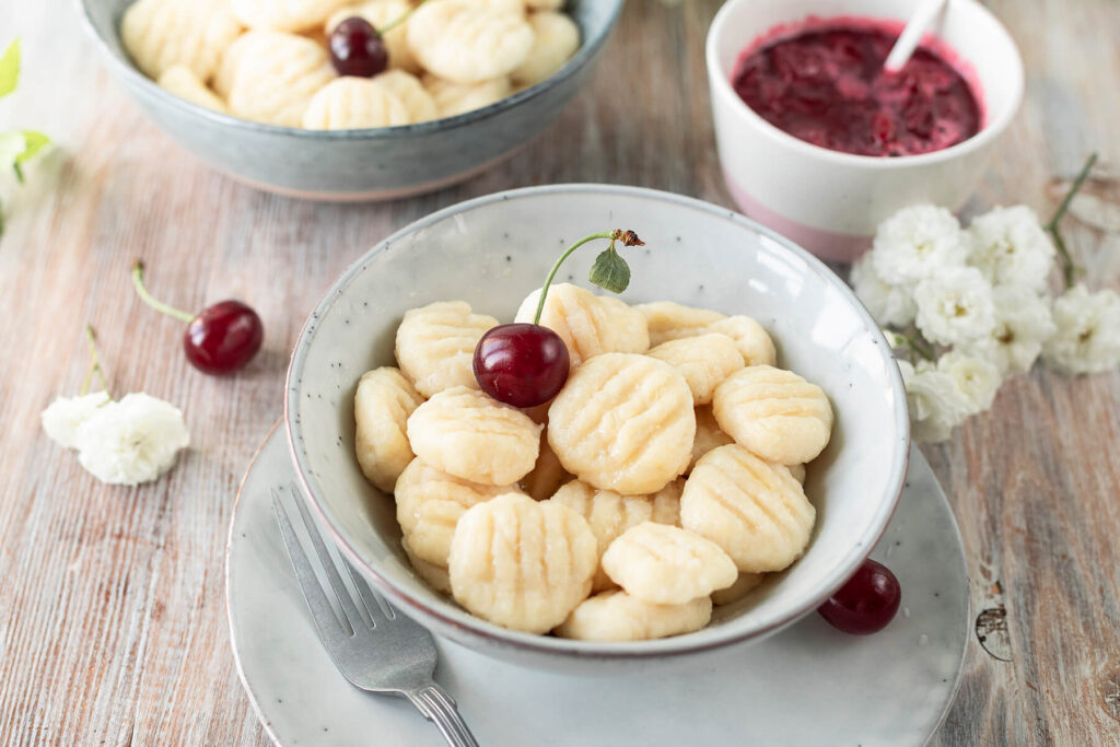 Quark-Gnocchi mit Sauerkirsch-Kompott