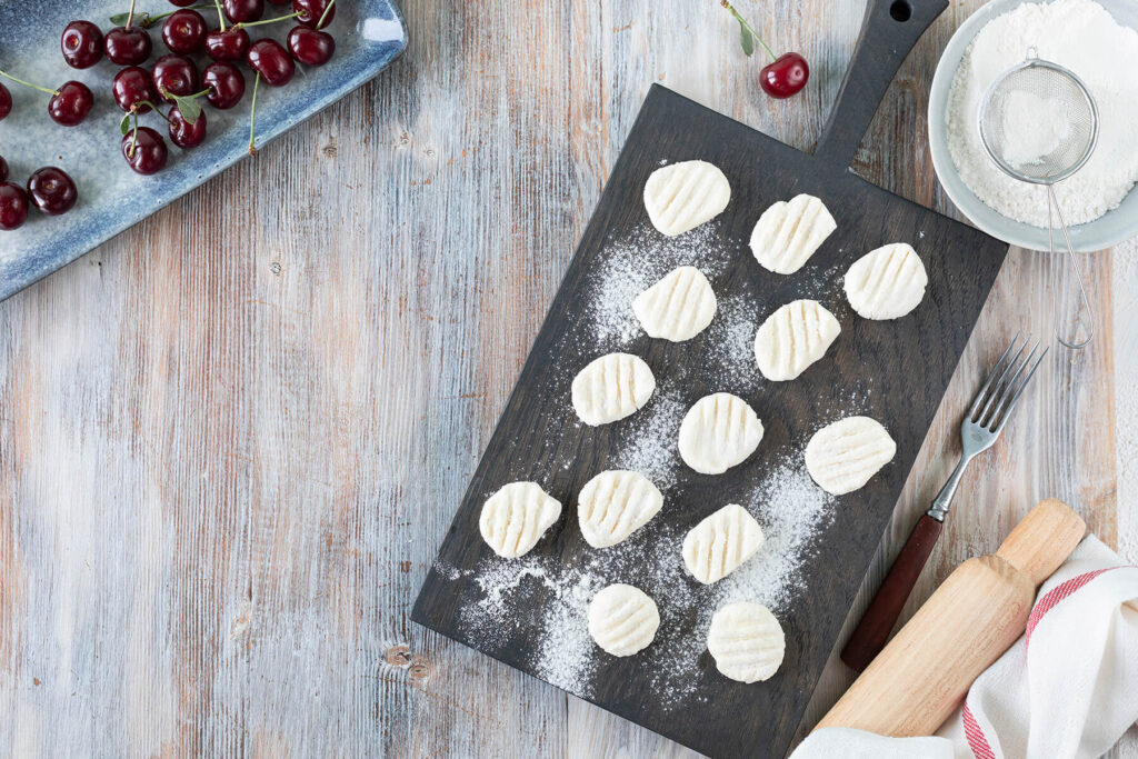 Quark-Gnocchi mit Sauerkirsch-Kompott