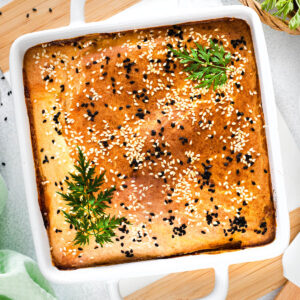 Herzhafter Schüttkuchen mit Kohl und Karotten ganz in der Auflaufform mit Sesam und Schwarzkümmel