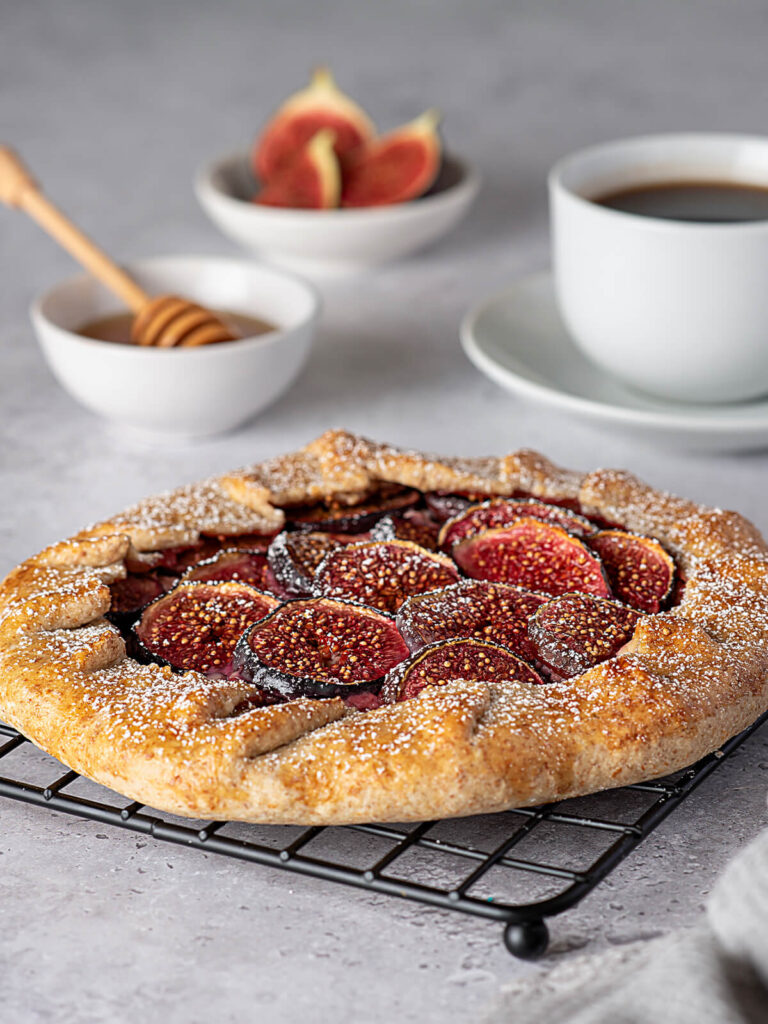 Rustikale Feigen-Ricotta-Galette mit Puderzucker auf Kuchengitter