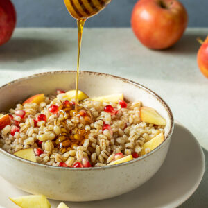 Süßer Gerstenbrei mit Honig und Granatapfel
