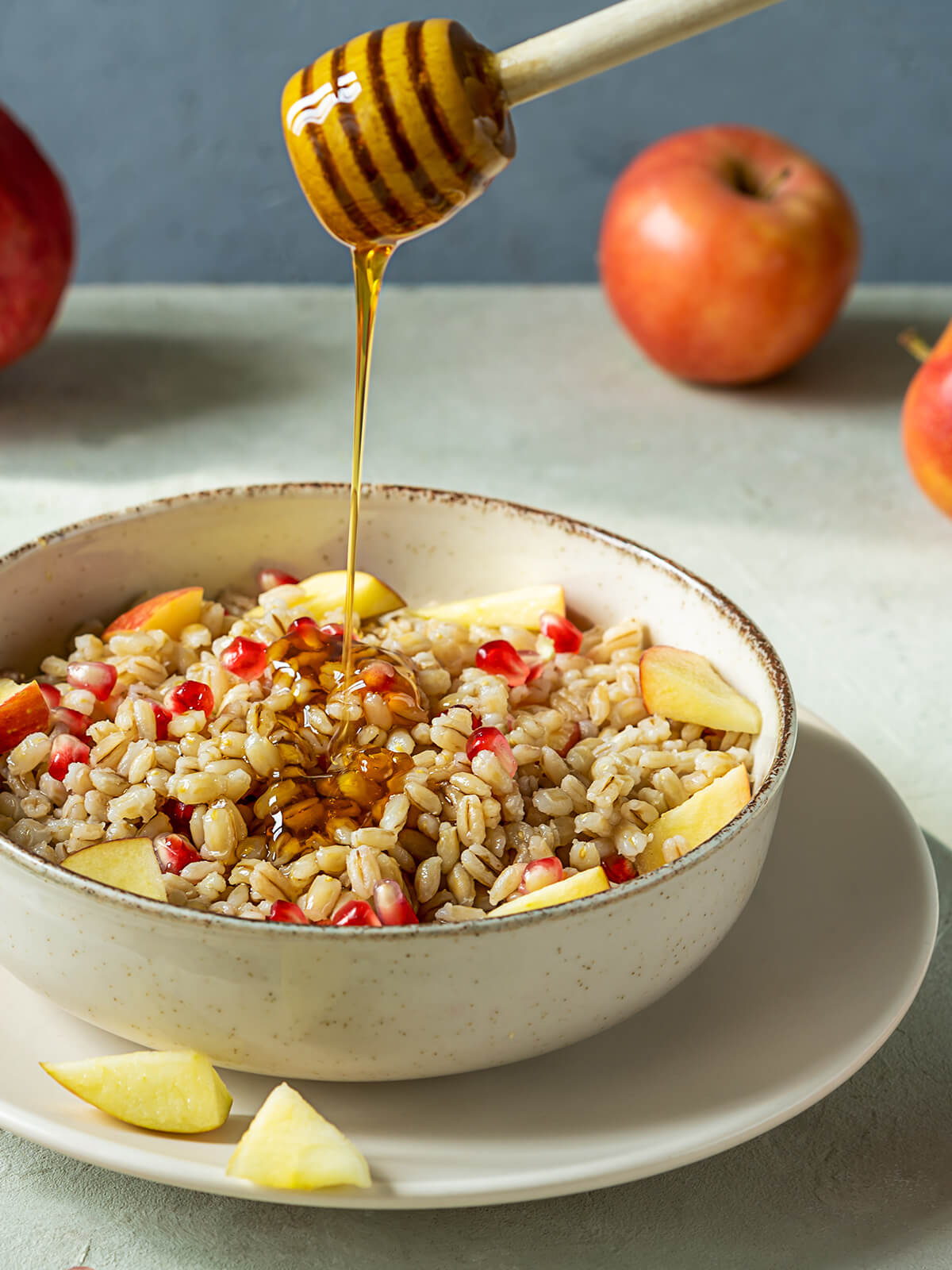 Süßer Gerstenbrei mit Honig und Granatapfel