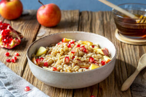 Süßer Gerstenbrei mit Honig, Apfel und Granatapfel – die symbolische Festtags-Frühstücks-Bowl