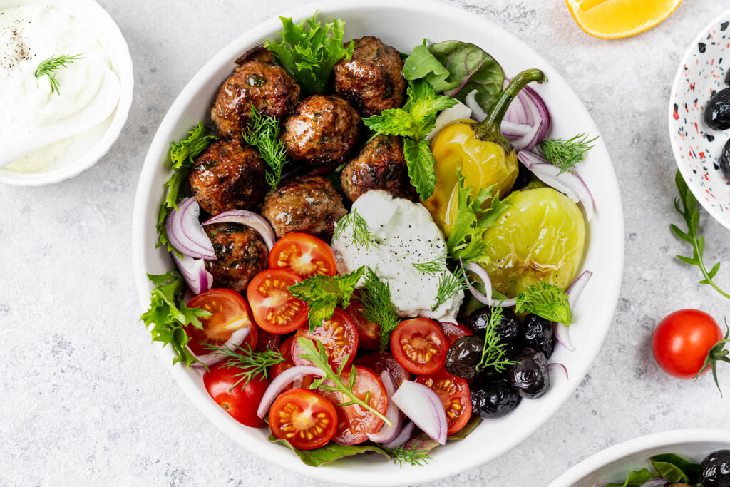 Griechische Frikadellen Keftedes mit Tzatziki – klassische Mittelmeer-Vorspeise