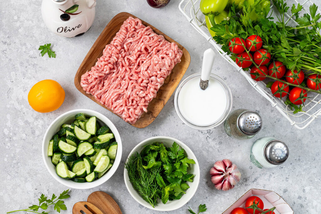 Zutaten für die Keftedes-Bowl: Hackfleisch, Gurke, Kräuter, Joghurt, Tomaten, Knoblauch, Zitrone