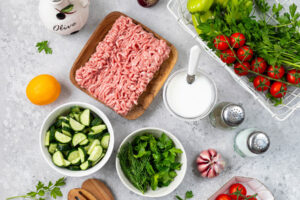 Zutaten für die Keftedes-Bowl: Hackfleisch, Gurke, Kräuter, Joghurt, Tomaten, Knoblauch, Zitrone