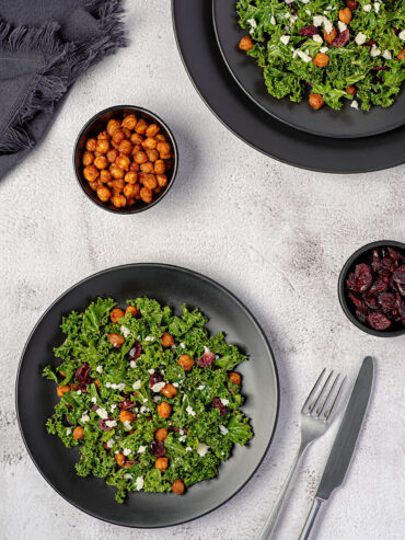 Grünkohl-Salat mit knusprigen Kichererbsen, Cranberries und Walnüssen – der Power-Salat für Energie und Genuss