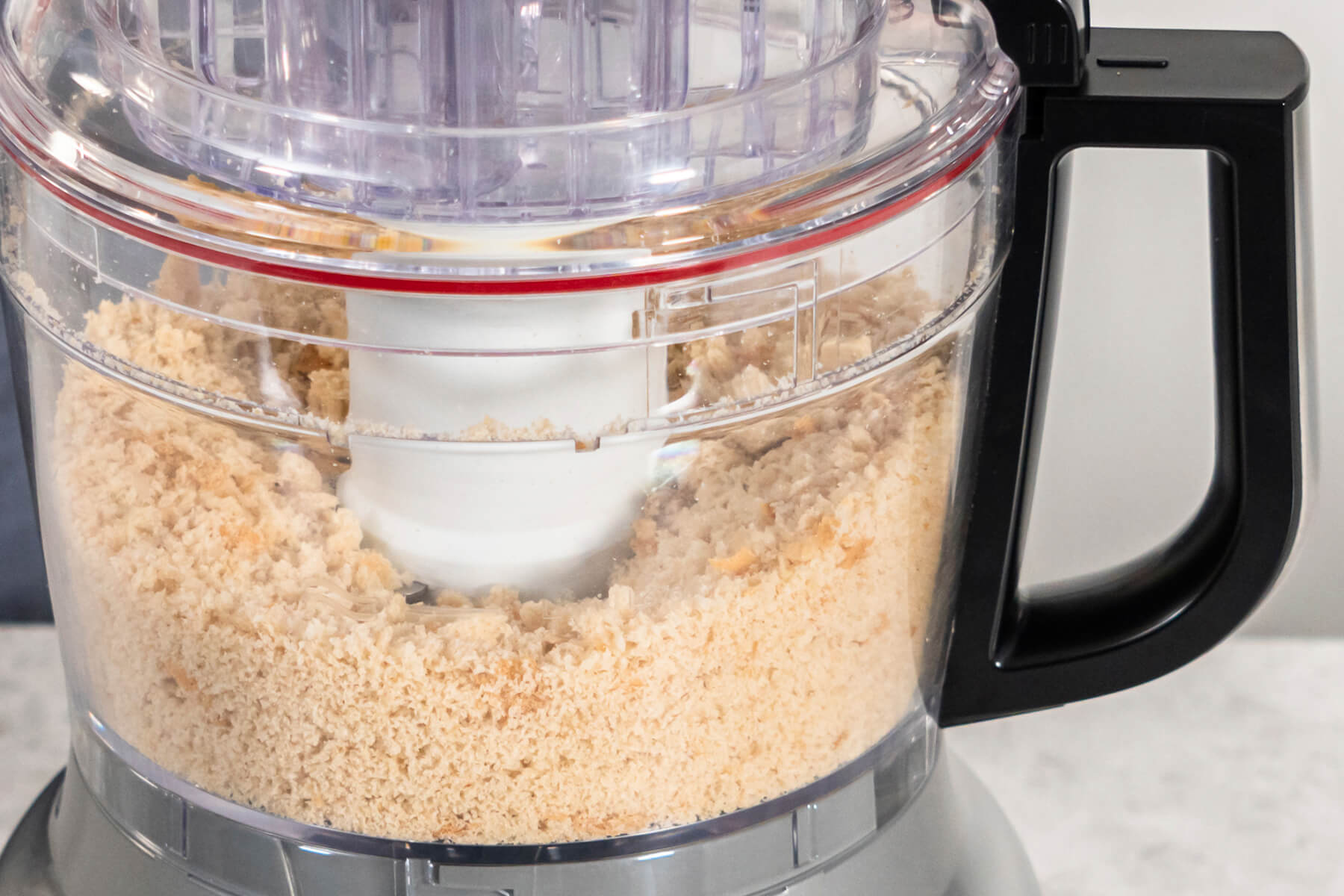 Frisch gemahlene helle Semmelbrösel in einer Küchenmaschine