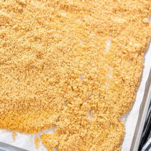 Goldgelbe hausgemachte Semmelbrösel aus Altbrot