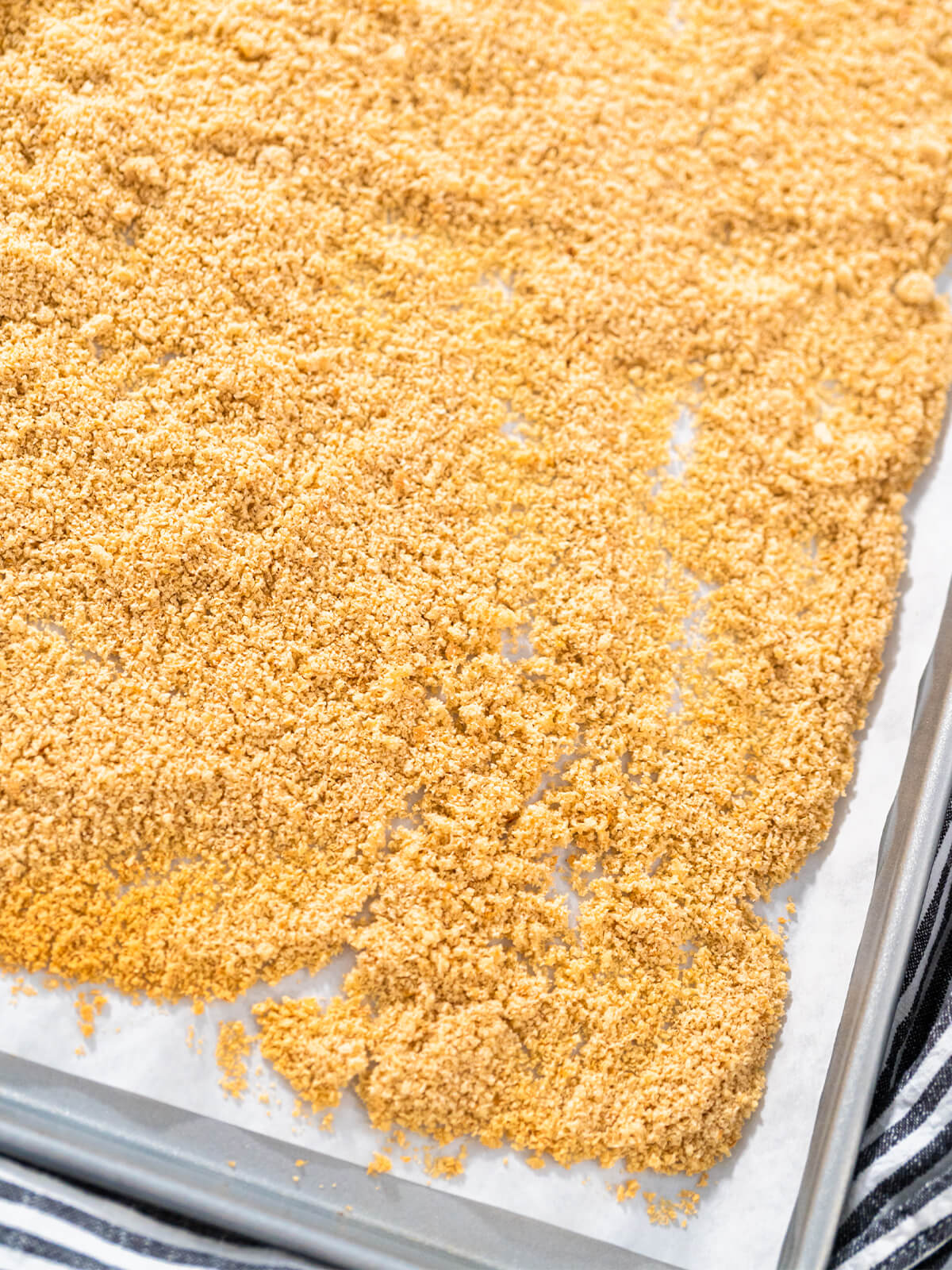 Goldgelbe hausgemachte Semmelbrösel aus Altbrot