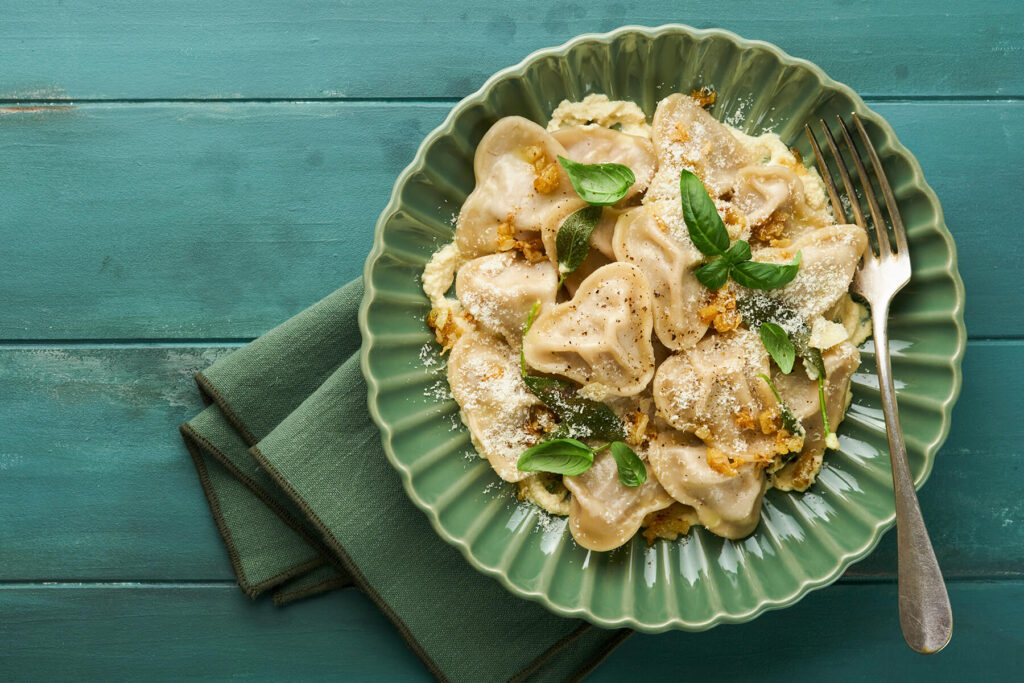 Herz-Ravioli in Salbeibutter mit Parmesan und karamellisiertem Knoblauch
