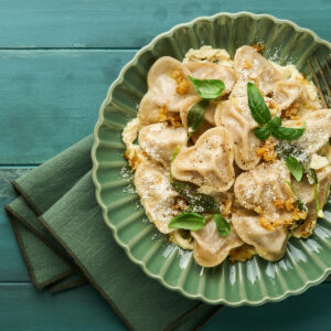 Herz-Ravioli in Salbeibutter mit Parmesan und karamellisiertem Knoblauch