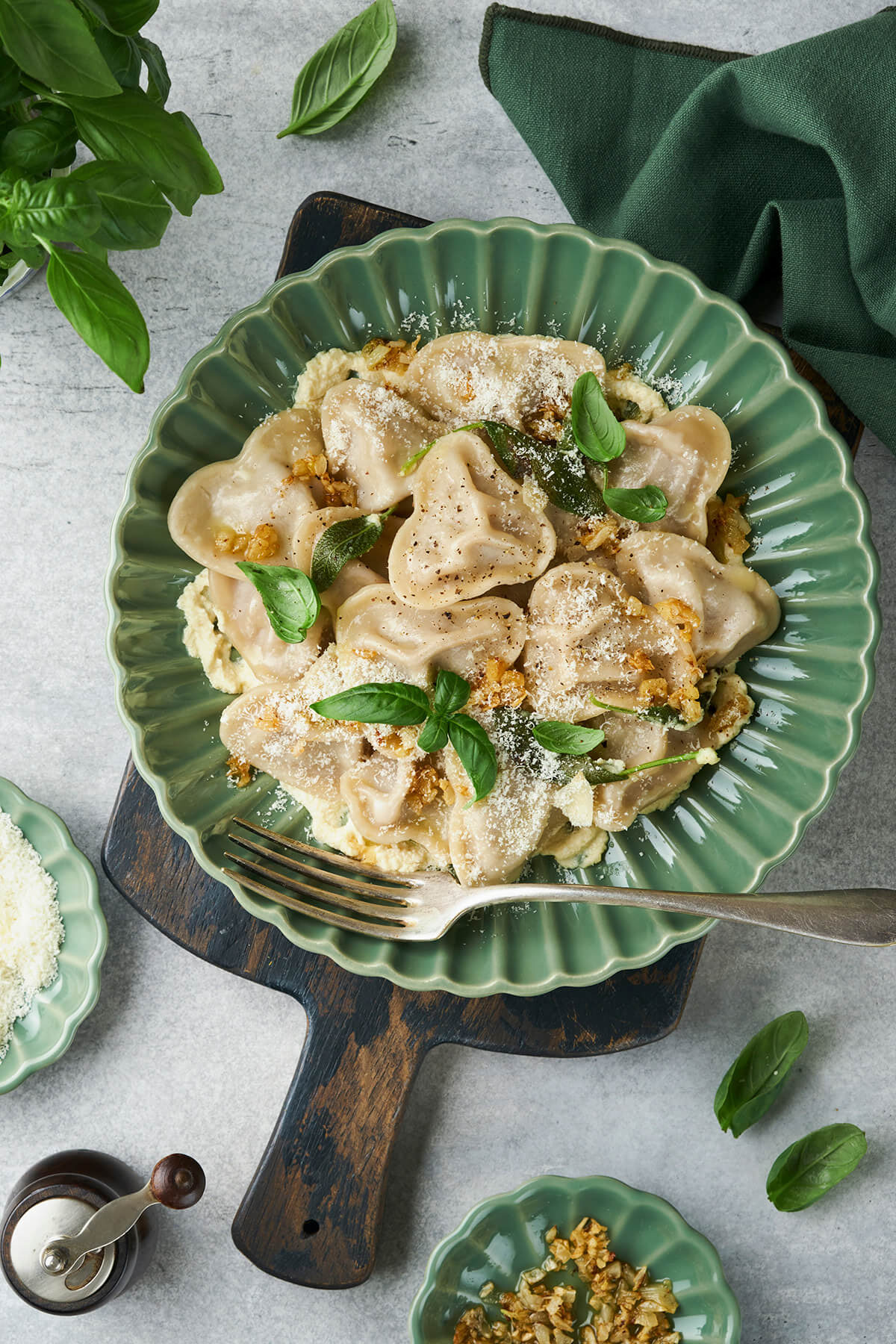Herz-Ravioli mit Ricotta, Parmesan und karamellisiertem Knoblauch