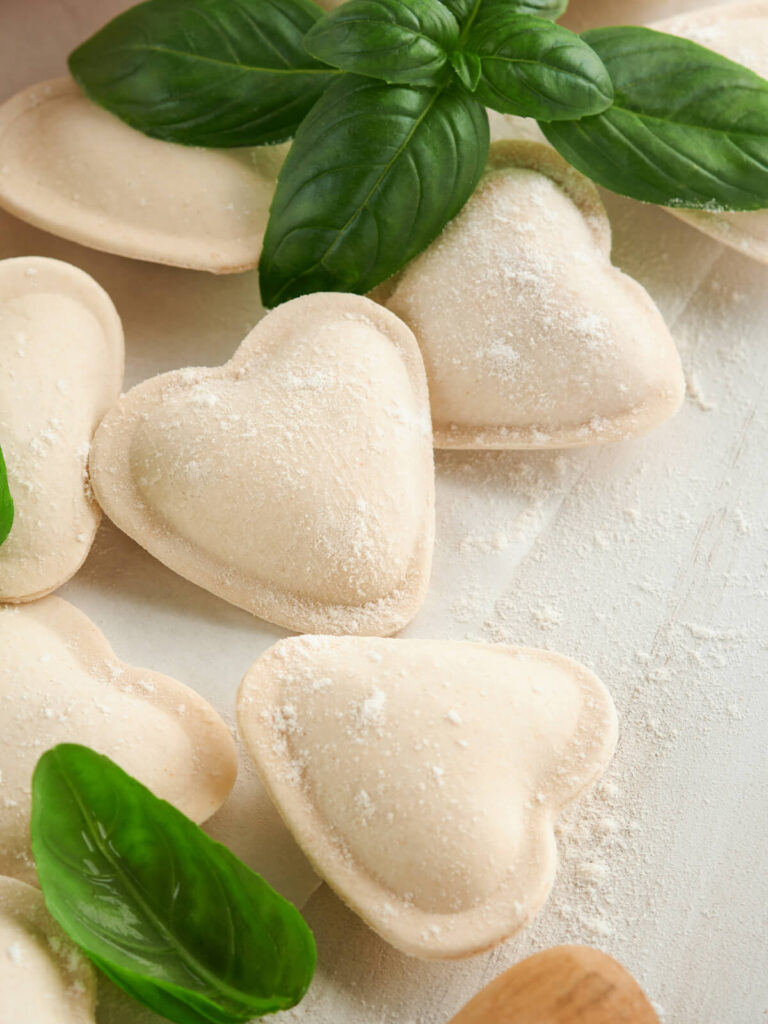 Herzförmige Safran-Ravioli mit geschmorter Rinder-Füllung – romantische Valentinstags-Pasta