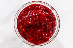 Himbeer-Tortenfüllung im Glas, dickflüssig und glänzend rot