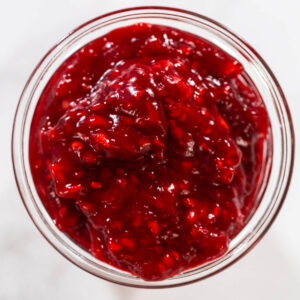 Himbeer-Tortenfüllung im Glas, dickflüssig und glänzend rot