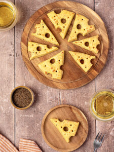 Käse-Cracker in Emmentaler-Form