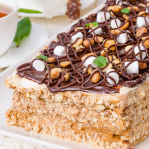 Karamell-Erdnuss-Schichttorte mit Schoko-Drizzle, Erdnüssen und Marshmallows