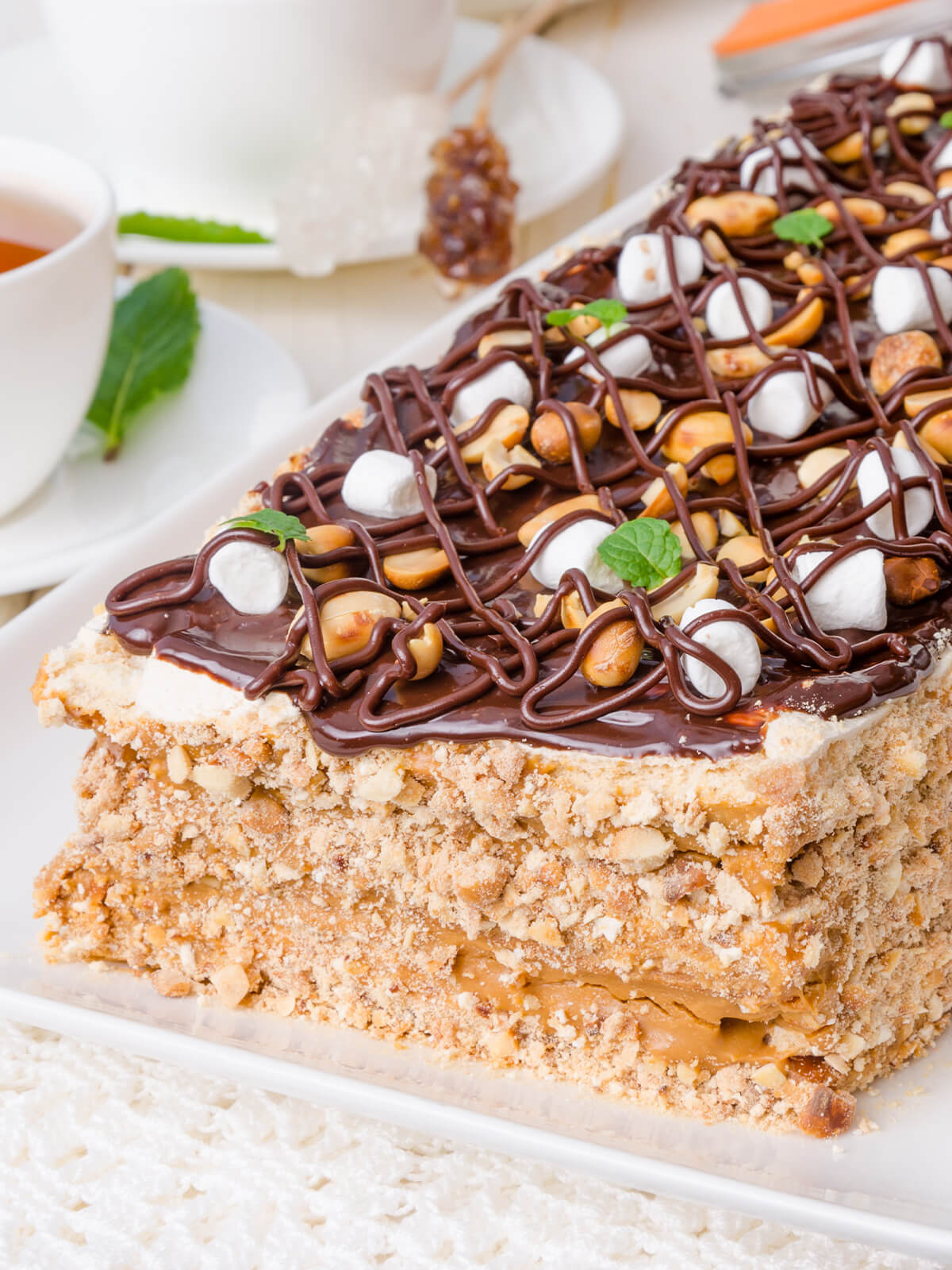 Karamell-Erdnuss-Schichttorte mit Schoko-Drizzle, Erdnüssen und Marshmallows
