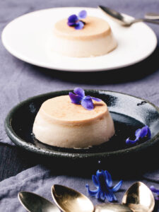 Karamell-Panna-Cotta mit Veilchen-Blüten