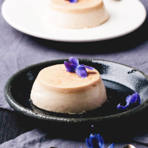Karamell-Panna-Cotta mit Veilchen
