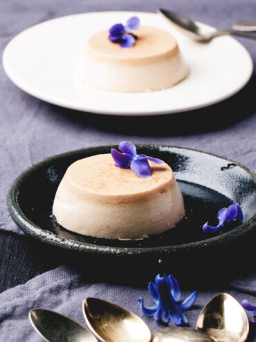 Karamell-Panna-Cotta mit Veilchen