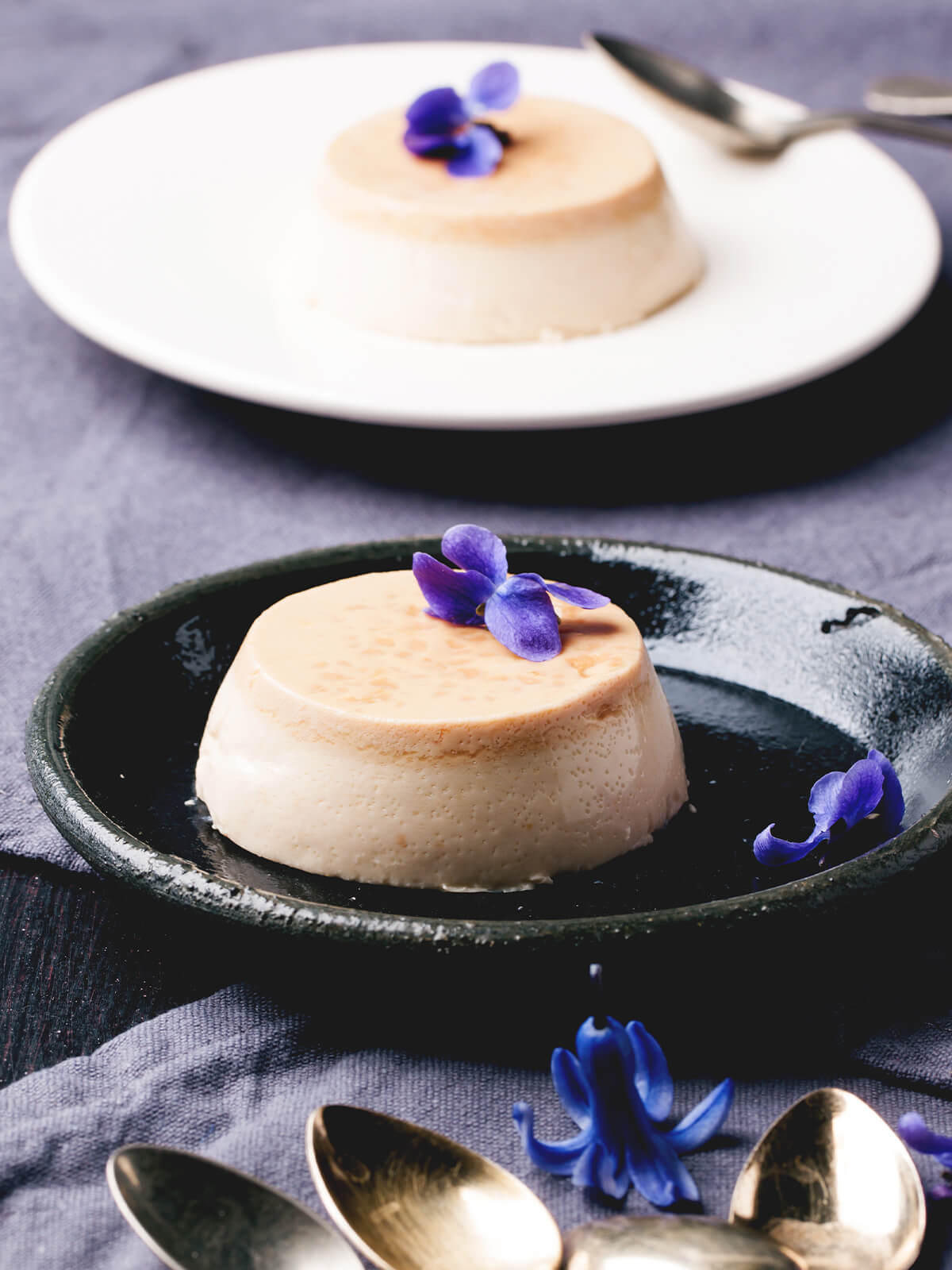 Karamell-Panna-Cotta mit Veilchen