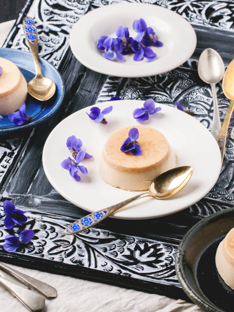 Karamell-Panna-Cotta mit Veilchen-Blüten – das elegante italienische Dessert mit floralem Frühlings-Akzent